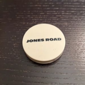 Jones Road The Best Eyeshadow in Chic (matte light ivory)